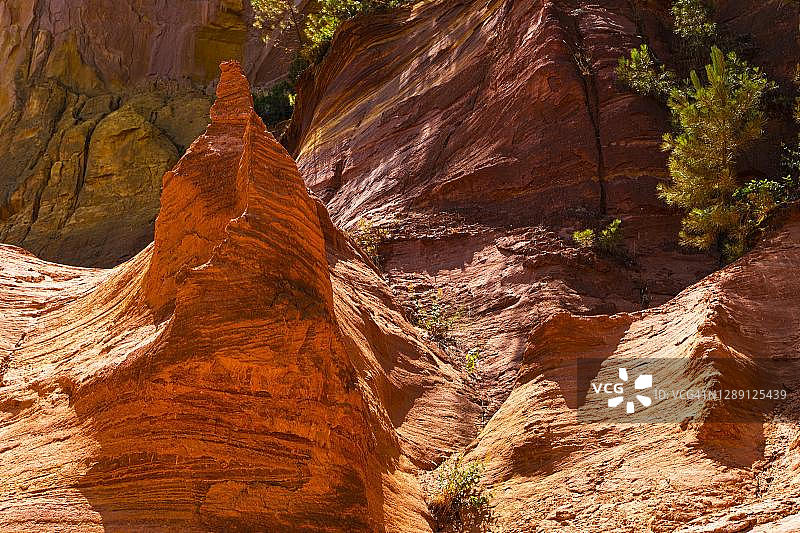 法国鲁西荣赭石岩自然公园中的红色闪亮尖石图片素材