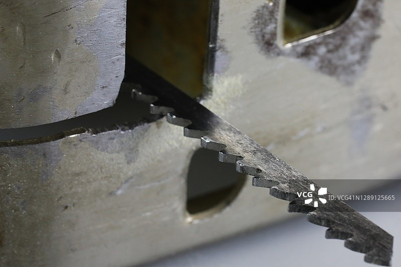 拼图式电动工具上的锯齿状刀片图片素材