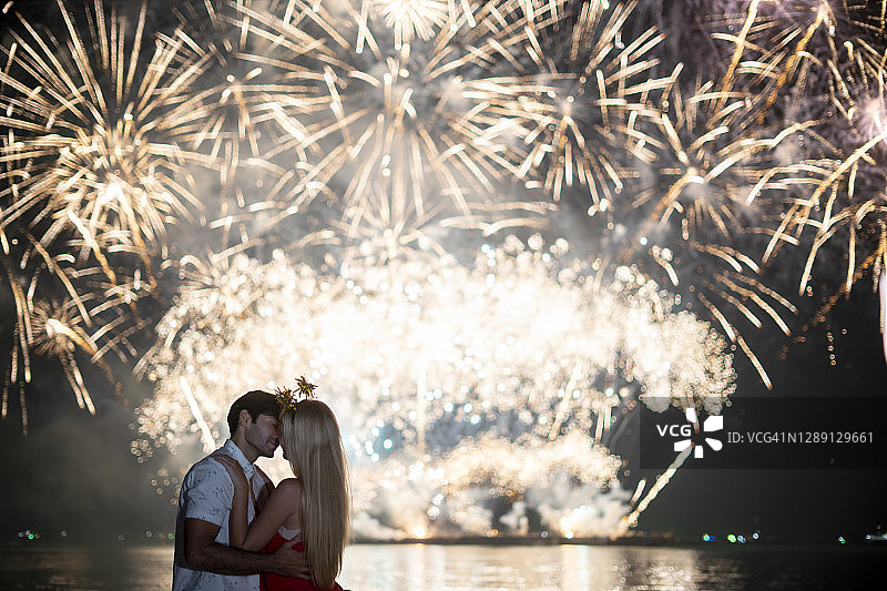 新年前夜的亲吻图片素材