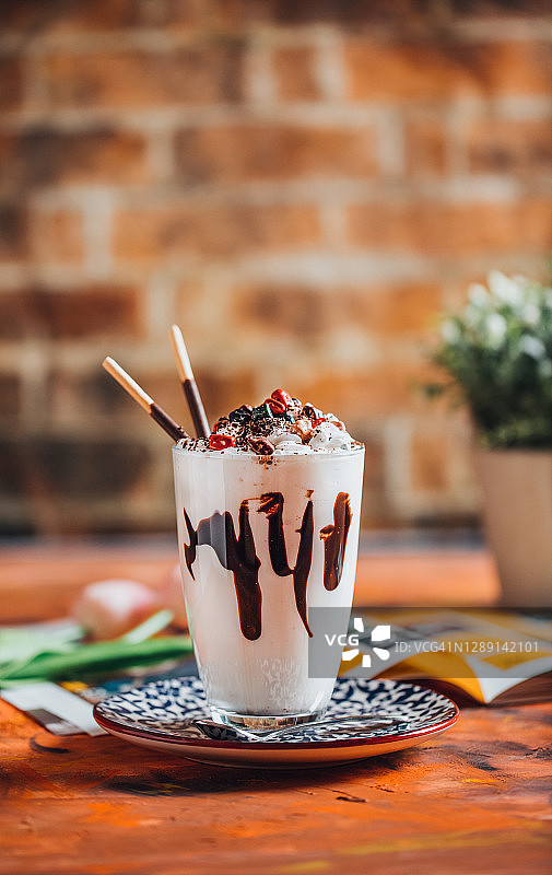 一杯香草奶昔，含奶油和巧克力图片素材