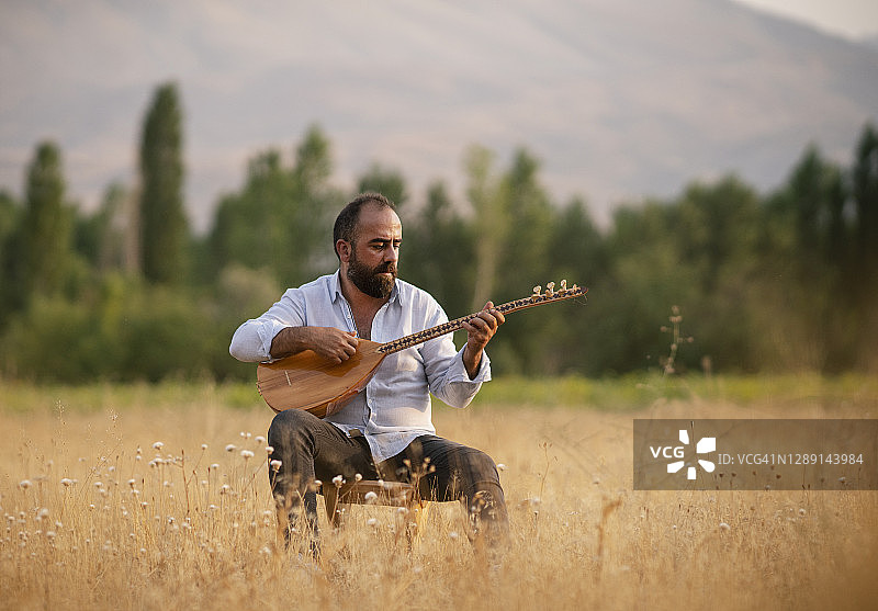 土耳其男人演奏巴格拉玛琴图片素材