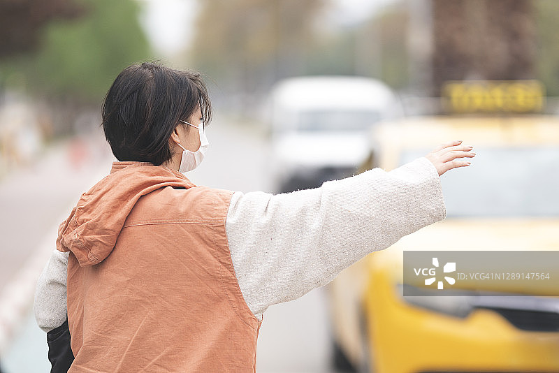 年轻的乘客正在等出租车图片素材