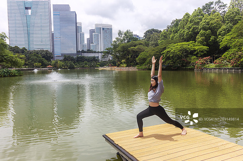年轻女人在城市独自户外练习战士二式瑜伽图片素材