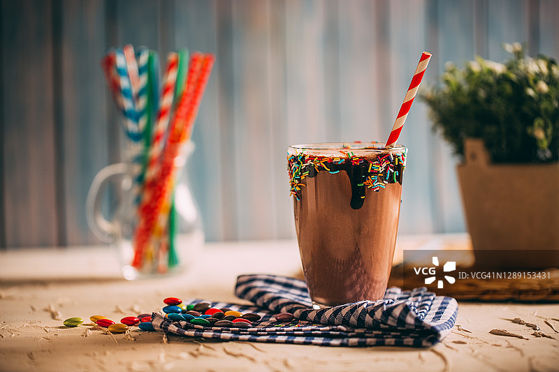 乡村桌上配纸吸管的巧克力奶昔图片素材