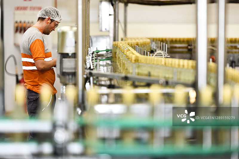 瓶子工厂里的工人图片素材