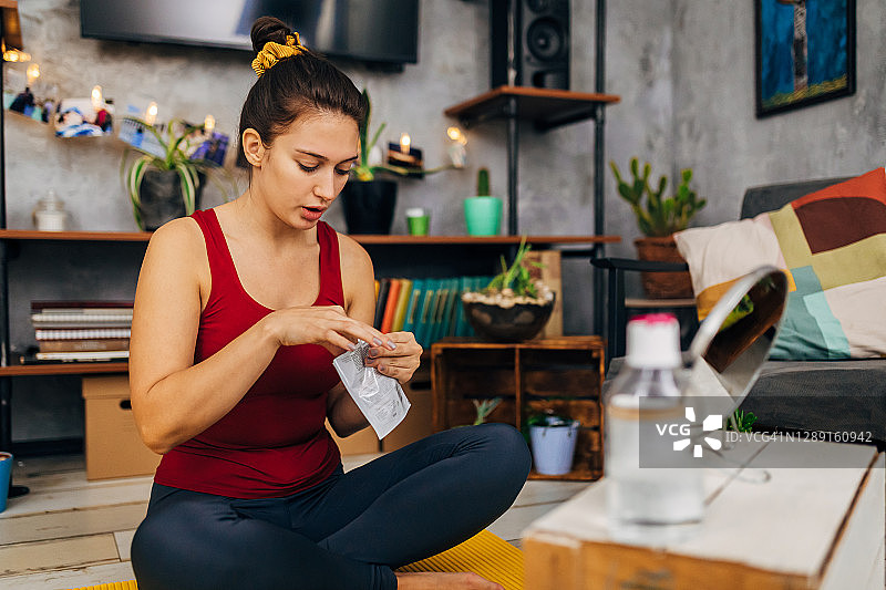 是时候开始护肤了！图片素材