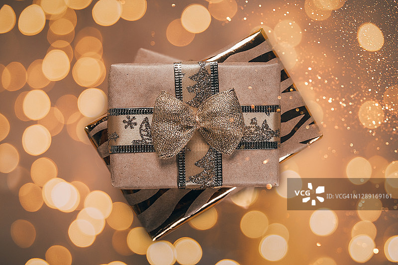 圣诞节背景金色和米色包装的礼物节日气氛新年概念圣诞灯饰图片素材