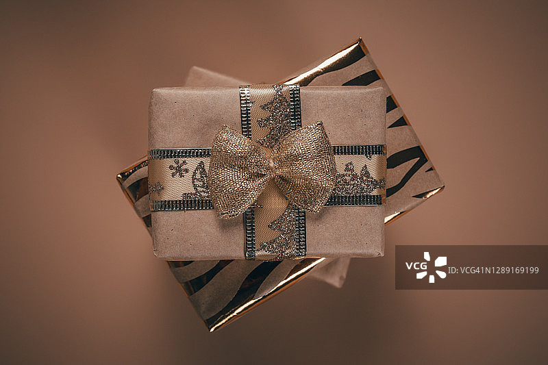 金色和米色礼品盒圣诞背景，节日新年概念图片素材