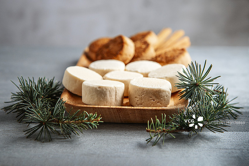 西班牙圣诞节的典型糖果：奶油酥饼和杏仁粉酥饼图片素材
