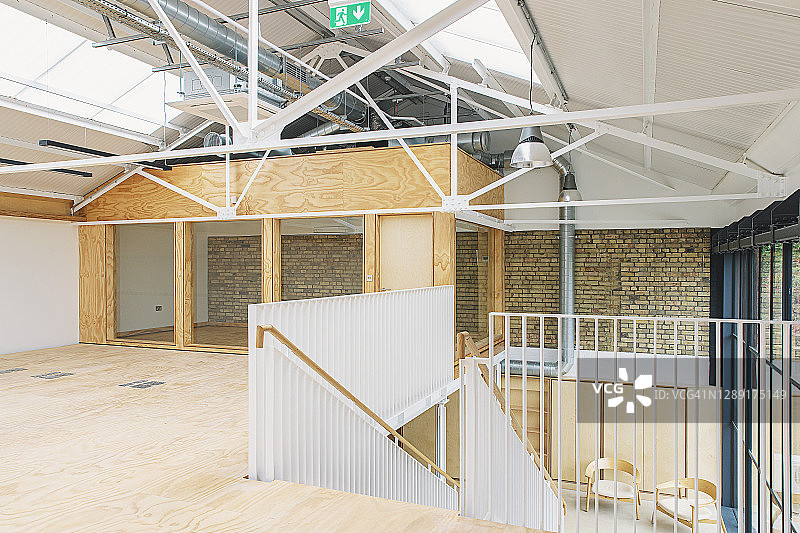 现代办公楼内的空旷办公空间图片素材