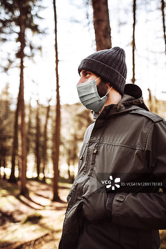 疫情期间的山中徒步图片素材