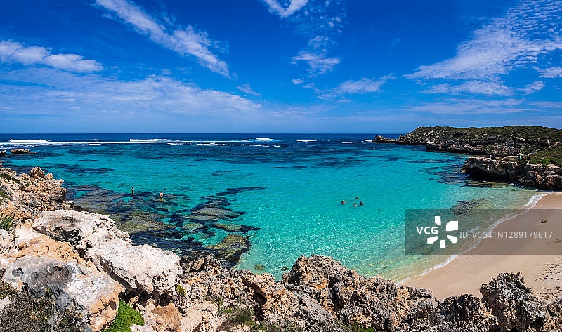 位于澳大利亚珀斯罗特内斯特岛美丽的小鲑鱼湾图片素材