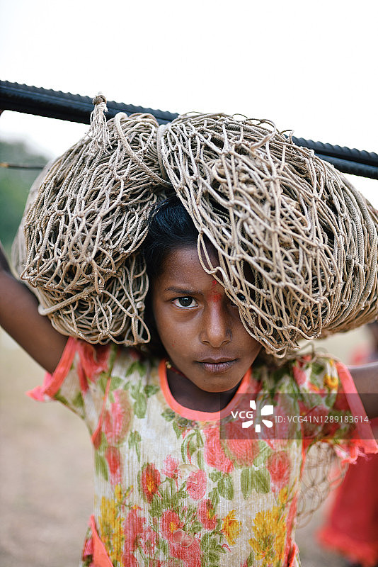 牧羊人的女儿头上顶着网和棍子图片素材