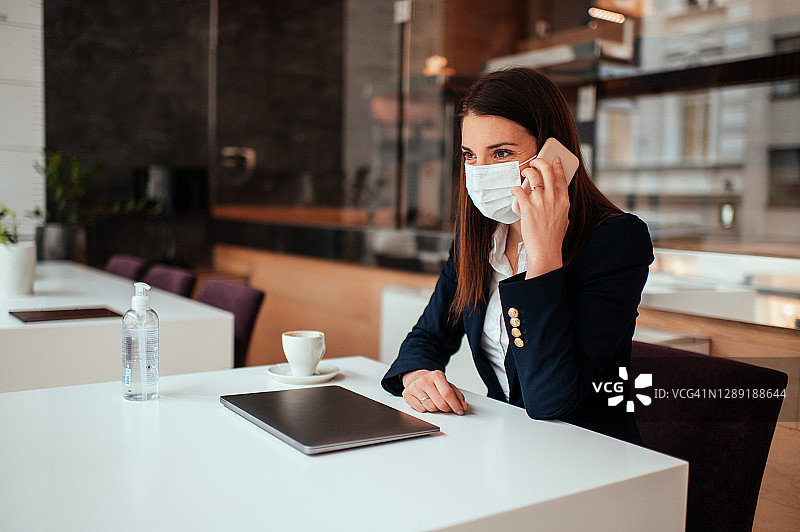 在咖啡馆工作图片素材