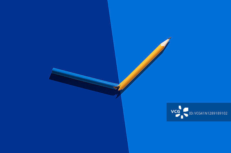 断成两种颜色的铅笔图片素材