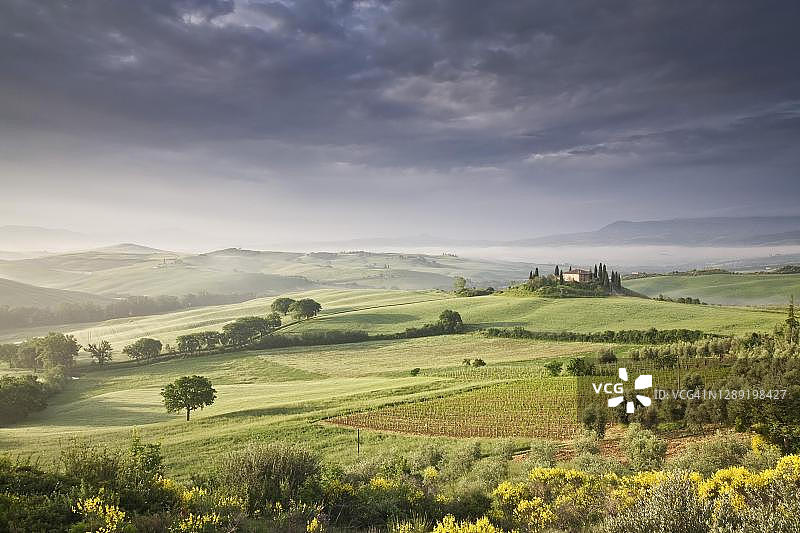 贝尔维德雷庄园的日出，圣奎里科多尔恰，奥尔恰谷，联合国教科文组织世界遗产，意大利托斯卡纳图片素材