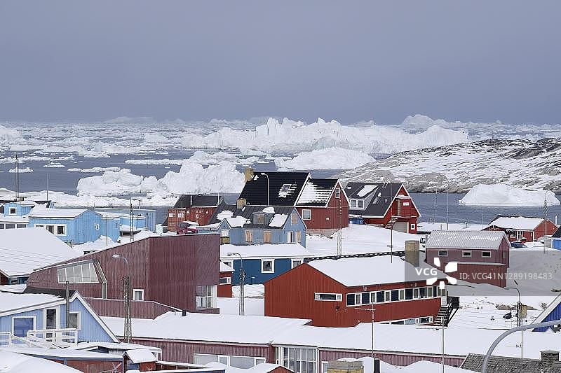 彩色城镇房屋，迪斯科湾漂浮的冰山，格陵兰伊卢利萨特图片素材