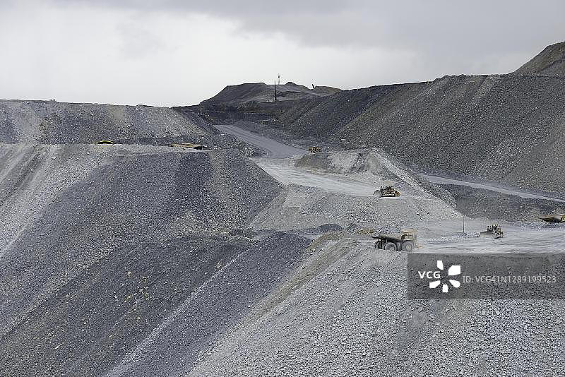 清理Antamina矿场的垃圾,露天铜锌钼矿,111号公路,靠近秘鲁安卡什地区瓦拉斯图片素材