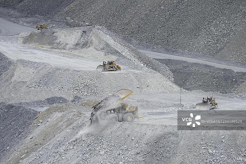 清理Antamina矿场的垃圾,露天铜锌钼矿,111号公路,靠近秘鲁安卡什地区瓦拉斯图片素材