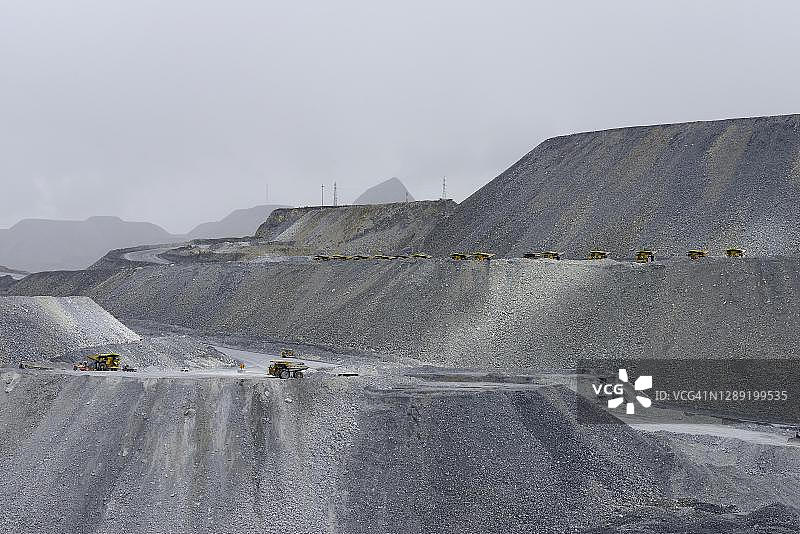 清理Antamina矿场的垃圾，露天铜锌钼矿，111号公路，靠近秘鲁安卡什地区瓦拉斯图片素材