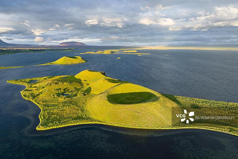 冰岛米湖温暖的傍晚火山岛鸟瞰图图片素材