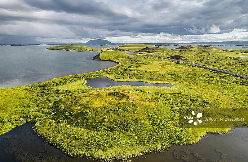 米湖火山坑与壮观云景航拍（冰岛东北部）图片素材