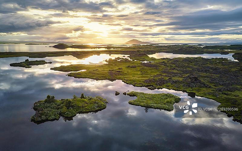 冰岛米湖绿色小岛航拍图片素材