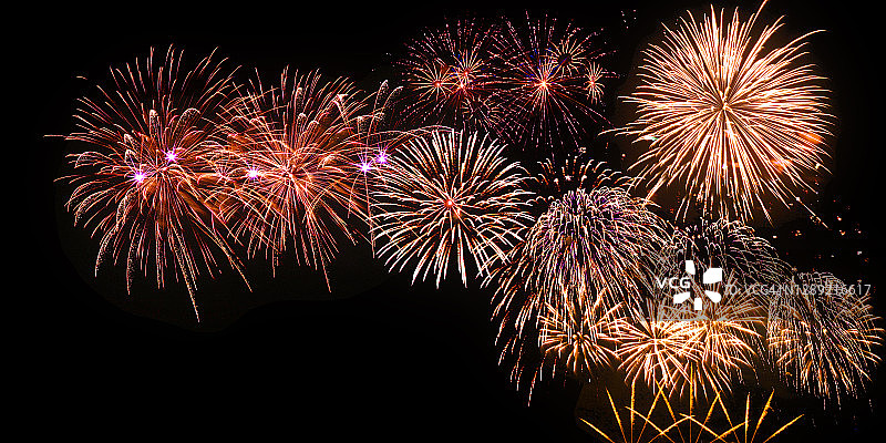 深色天空中的抽象彩色烟花，庆祝与周年纪念概念图片素材