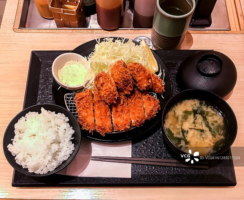 炸猪里脊肉饼和炸牡蛎定食图片素材