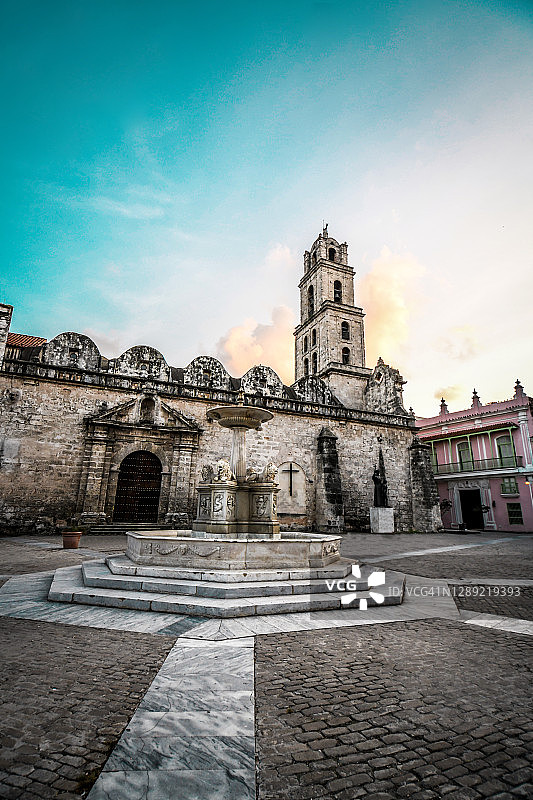 古巴哈瓦那大教堂广场后的狮子喷泉图片素材