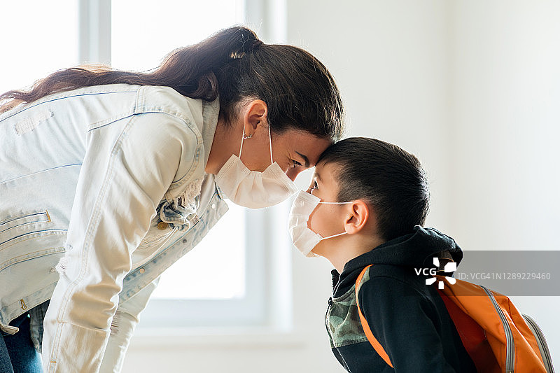 母子在家一起戴口罩图片素材
