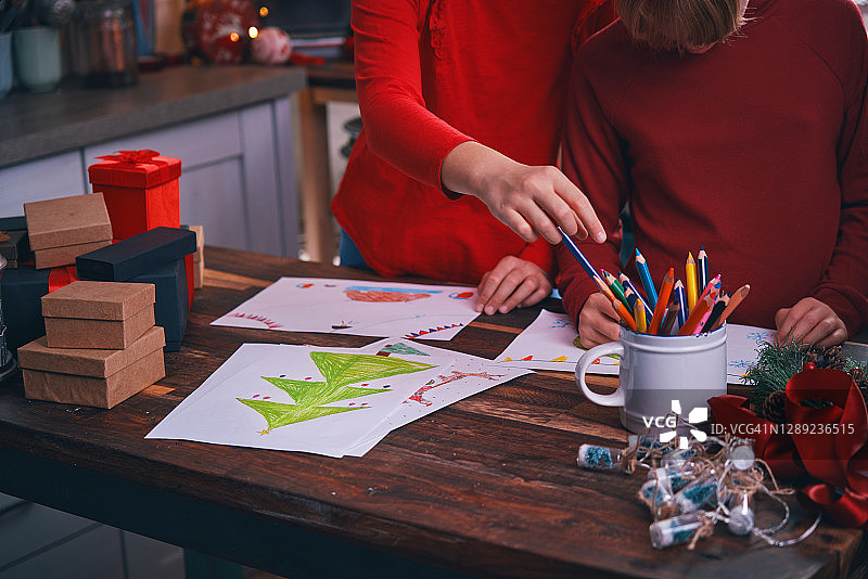 小女孩们一起快乐地画圣诞老人图片素材