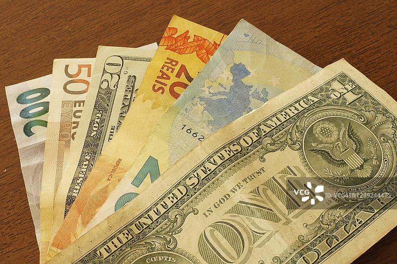 巴西雷亚尔、欧元和美元纸币图片素材