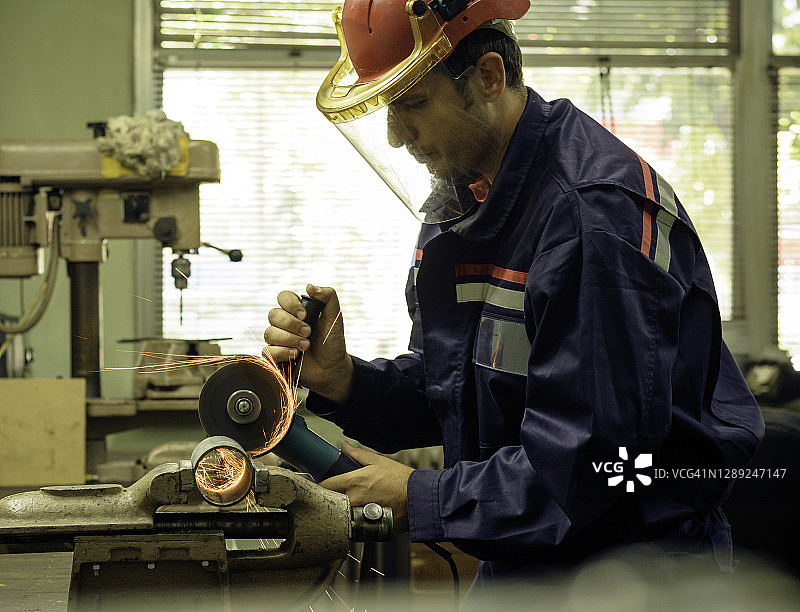 匠人在工作室使用砂轮机图片素材