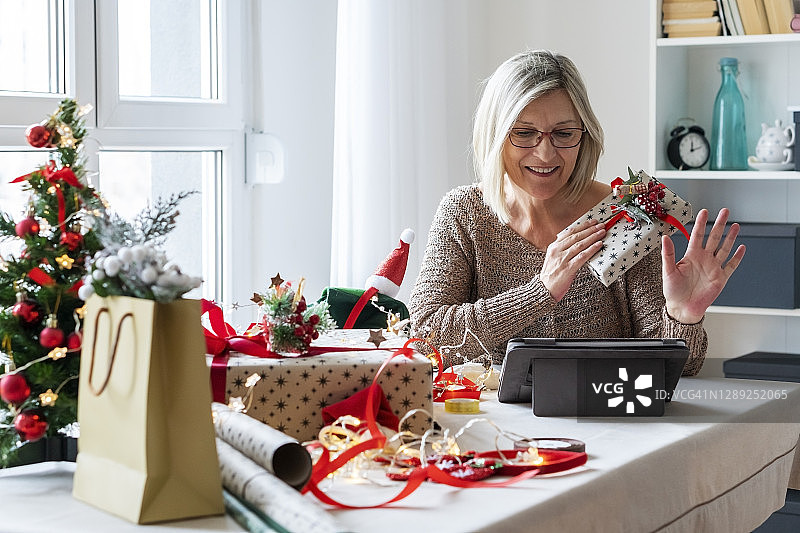 正在包装礼物的年长女性图片素材
