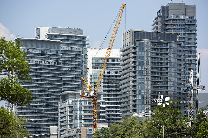 建筑工地上作业的起重机图片素材