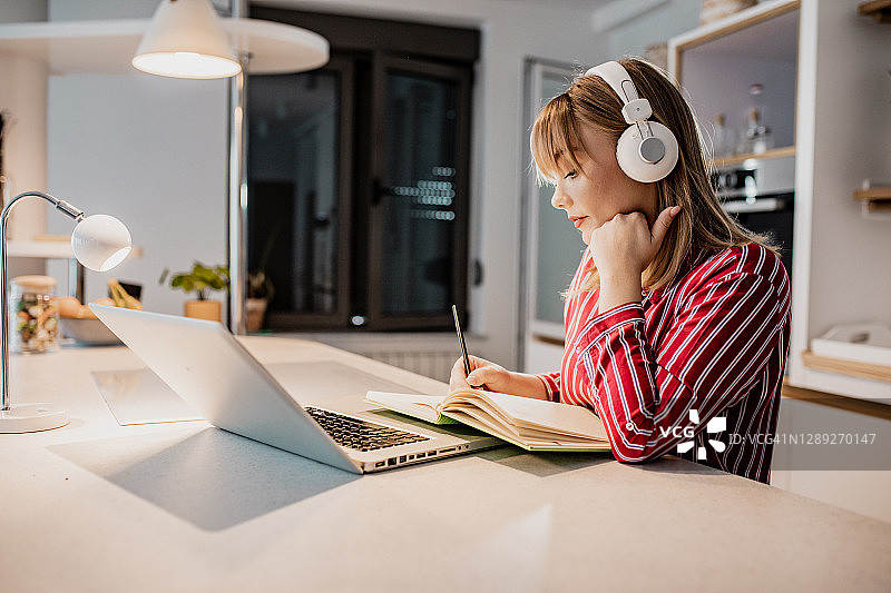 深夜在家工作图片素材