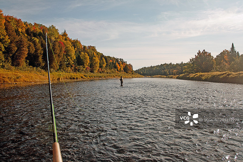 男人在加拿大新不伦瑞克省布莱克维尔的凯恩斯河飞蝇钓鱼图片素材