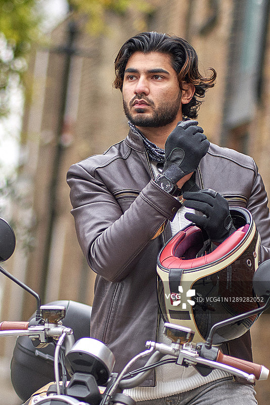 骑着电动摩托的酷炫年轻男子肖像图片素材