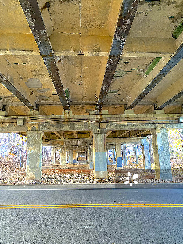 新泽西州州际公路上崩塌的基础设施图片素材