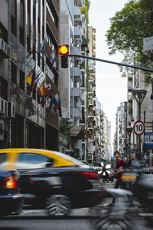 年轻的西班牙裔游客和布宜诺斯艾利斯的交通图片素材