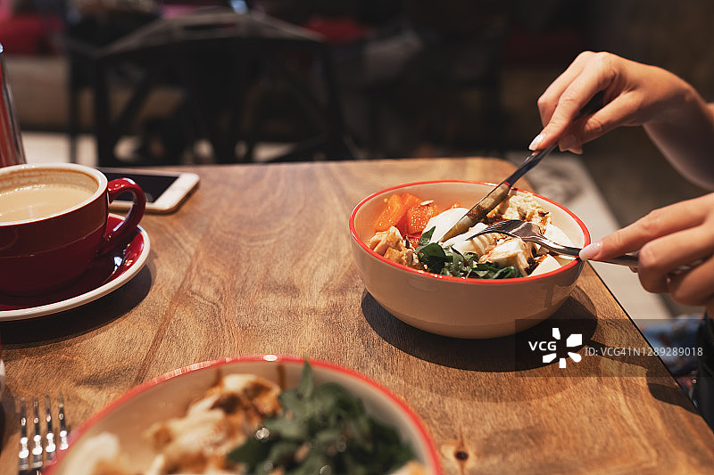 早餐：牛油果吐司鸡蛋图片素材