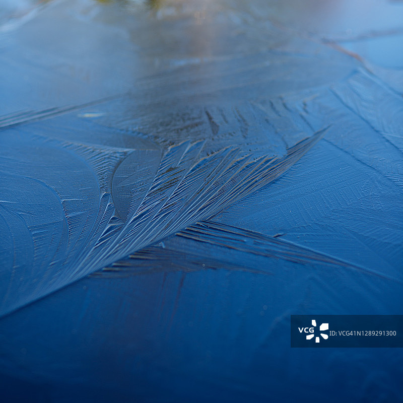 冰冻的池塘图片素材