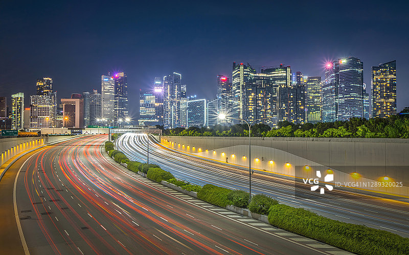 新加坡市中心交通轨迹与灯光图片素材
