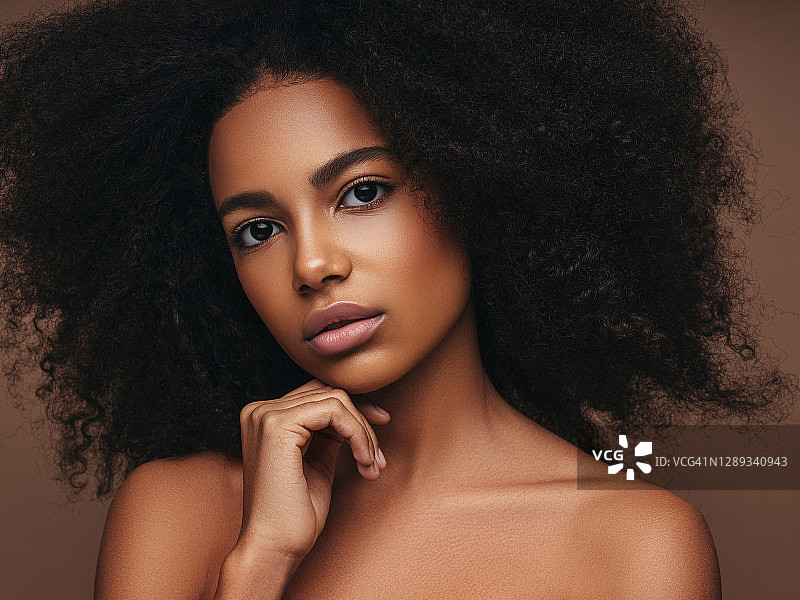 漂亮的微笑着的卷发女孩图片素材