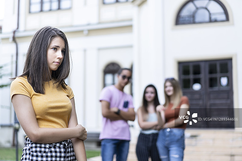 同学们在校园里欺负一个女孩图片素材