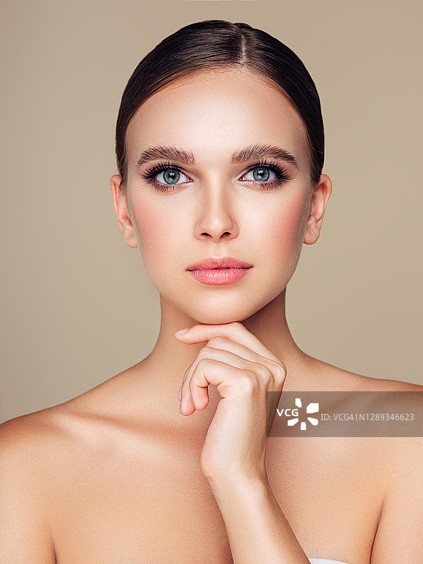 化着自然妆容的女人图片素材