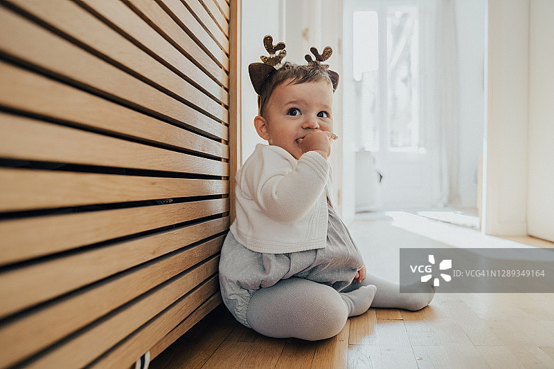 戴着驯鹿角的男婴图片素材