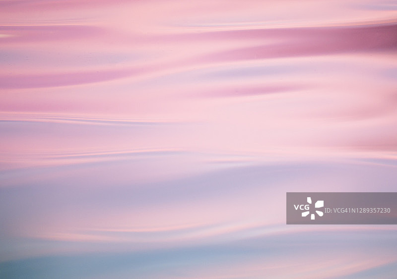 宾夕法尼亚州水中倒影的抽象粉色和蓝色波纹图片素材