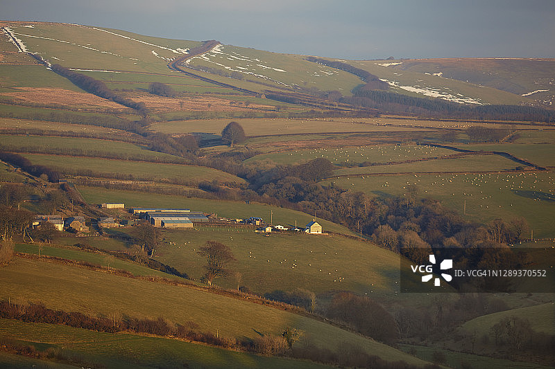 埃克斯穆尔国家公园的冬季丘陵农田，英国德文郡图片素材